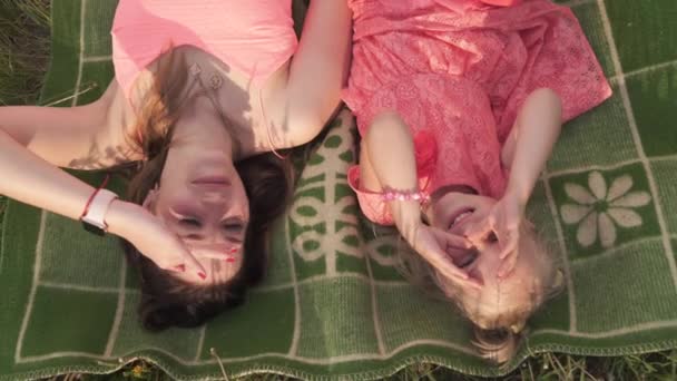 탑 뷰 각도 - 행복한 어머니는 그녀의 어린 아기 소녀 딸과 함께 놀고 재미 - 젊은 백인 엄마는 여름 밝은 선명한 색상 드레스를 입고 - Happinness 가족 개념 — 비디오