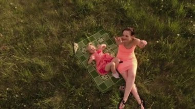 Anten: Mutlu anne onun küçük bebek kız kızı ile oynarken ve eğlenmek - Genç kafkas beyaz anne yaz parlak canlı renk elbise giyiyor - Happinness aile konsepti