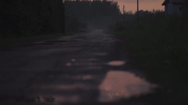 Lugar assustador com névoa à noite com cores escuras vivas vermelhas e magenta e nuvens - Tema de Halloween - Paisagem assustadora — Vídeo de Stock