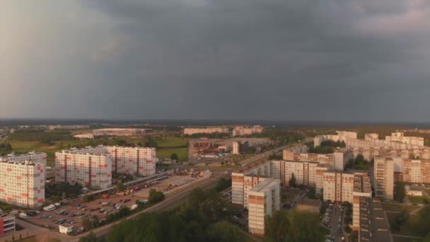 Antenn topputsikt över Storm kommer fram till ett distrikt av sovjetisk design-solnedgång i europeiska huvudstaden Riga, Lettland-urbana landskap med professionell smidig rörelse och kameravinklar — Stockvideo