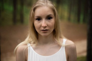 Yakın portre - Dökmeyen ahşap beyaz elbise güzel genç sarışın kadın orman perisi