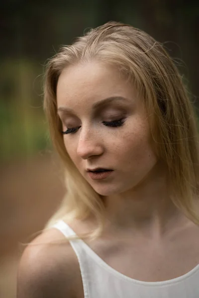 Close up retrato - Linda jovem loira floresta ninfa em vestido branco em madeira evergreen — Fotografia de Stock