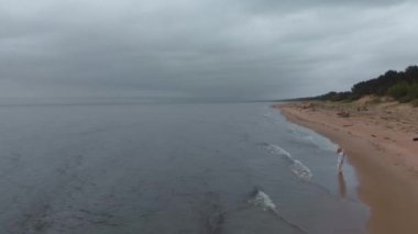 Fırtınalı rüzgar ve yağmur ile donuk kasvetli havalarda dalgalar ile deniz Hava Güzel drone atış - Yukarıdan Avrupa