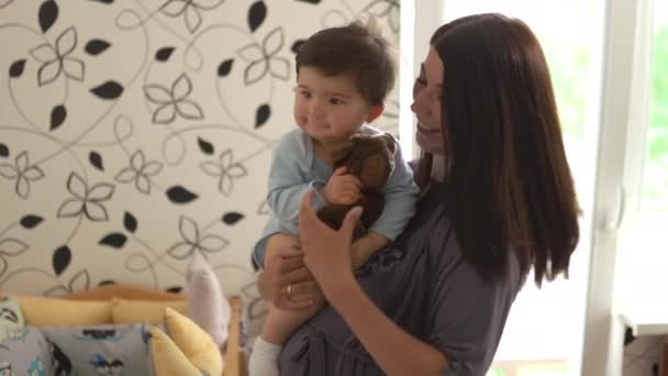 Zwangere moeder houden spelen met haar baby zoon praten met hem-Aziatische gemengde etnische afkomst kind jongen dragen blauw lichaam shirt met glimlachende Beer cartoon — Stockvideo