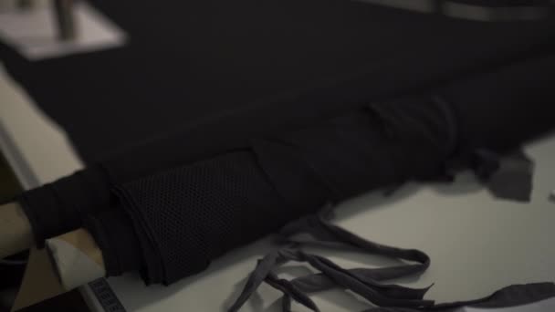 Дизайнер кибер-панк моды за работой в своей студии - белая белая женщина в красной футболке и черных перчатках с ножницами на груди — стоковое видео