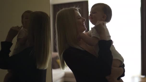 Krásná mladá blondýnka si zahrává s chlapským synem-rodinné hodnoty cíl-Kavkazská matka a dítě doma-hladký cinematický kapesní pohyb