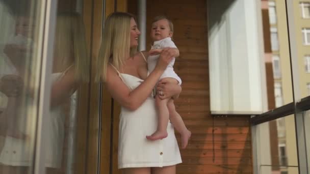 Belle jeune maman blonde jouant avec son fils de bébé garçon - Objectif de valeurs familiales - Mère et enfant caucasiens à la maison - Mouvement manuel cinématographique lisse — Video