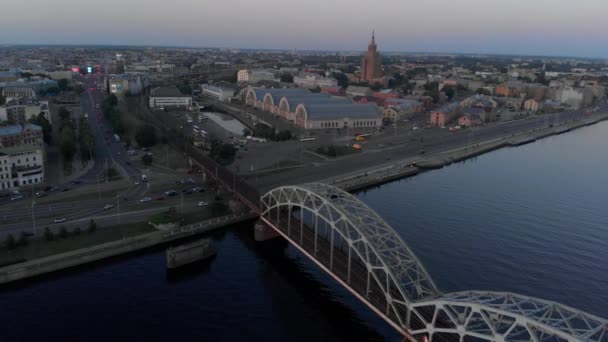 Riga şehrinin havadan çekilmiş görüntüsü - Letonya'da Avrupa başkenti - Drone top view sinematik profesyonel panning - Eski şehir ve demiryolu köprüsü — Stok video