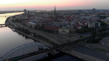 Riga, Letonya - 5 Haziran 2019: Wellton Riverside Hotel Riga şehrinde havadan çekilmiş - Letonya'nın Avrupa başkenti - Drone top view sinematik profesyonel panning - Eski şehir ve demiryolu köprüsü