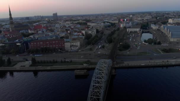 Riga, Letonya - 5 Haziran 2019: Wellton Riverside Hotel Riga şehrinde havadan çekilmiş - Letonya'nın Avrupa başkenti - Drone top view sinematik profesyonel panning - Eski şehir ve demiryolu köprüsü — Stok video