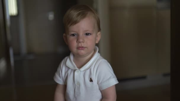 Retrato infantil de bebé niño caminando por el piso siendo curioso y feliz sonriendo usando polo corporal blanco - Objetivo de valores familiares - Madre e hijo caucásicos en casa — Vídeos de Stock