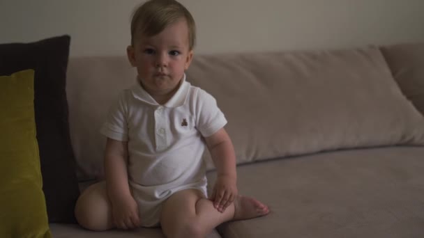 Retrato infantil de bebé niño caminando por el piso siendo curioso y feliz sonriendo usando polo corporal blanco - Objetivo de valores familiares - Madre e hijo caucásicos en casa — Vídeos de Stock