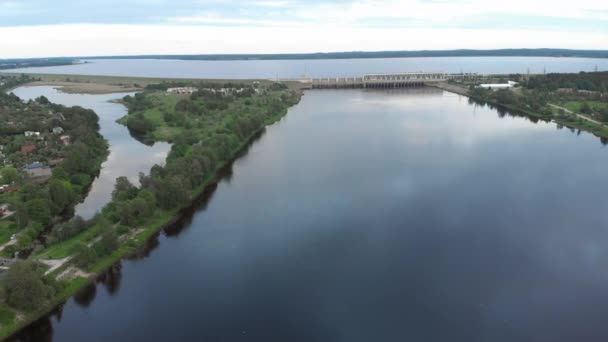 저녁에 리가의 다우가바 강의 수력 발전소를 비행하는 공중 비행 — 비디오