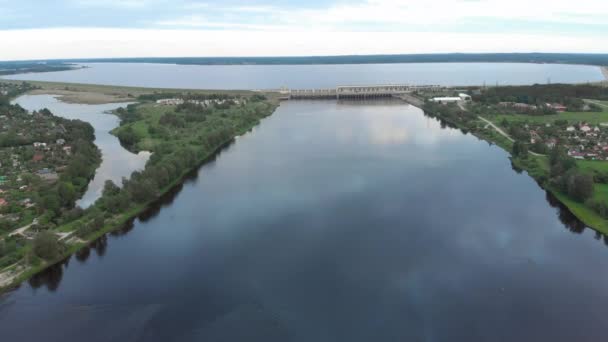 Lucht vliegen over de waterkrachtcentrale op de rivier de Daugava in Riga in de avond — Stockvideo