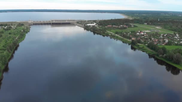 Εναέρια πτήση πάνω από τον υδροηλεκτρικό σταθμό στον ποταμό κόρη της Ρίγας το βράδυ — Αρχείο Βίντεο