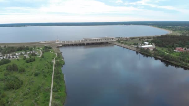 Lucht vliegen over de waterkrachtcentrale op de rivier de Daugava in Riga in de avond — Stockvideo