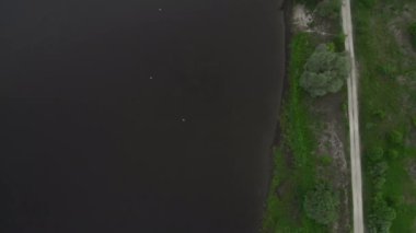 Daugava üzerinde uçan hava nehir görünümü - Akşam güzel doğa su manzara sahne - Drone üst görünümü sinematik profesyonel pürüzsüz hareket