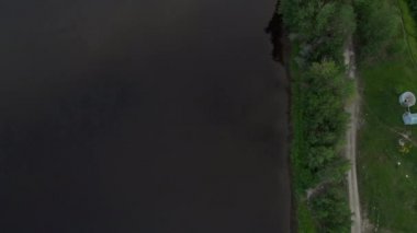 Daugava üzerinde uçan hava nehir görünümü - Akşam güzel doğa su manzara sahne - Drone üst görünümü sinematik profesyonel pürüzsüz hareket