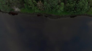 Daugava üzerinde uçan hava nehir görünümü - Akşam güzel doğa su manzara sahne - Drone üst görünümü sinematik profesyonel pürüzsüz hareket