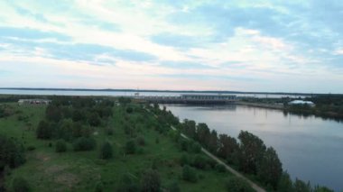 Akşam Riga Daugava Nehri üzerinde hidroelektrik güç istasyonu üzerinde Uçan Hava