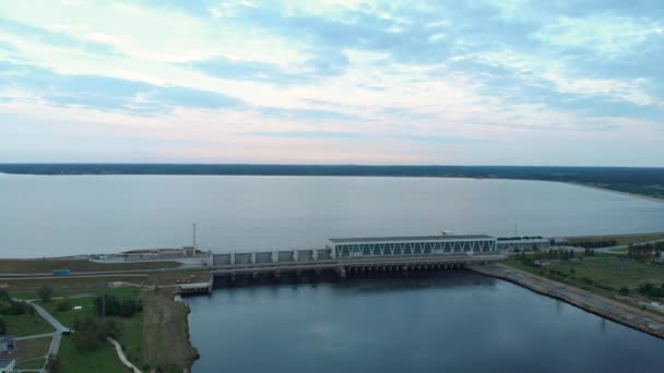 Воздушный полет над гидроэлектростанцией на реке Даугава в Риге вечером — стоковое видео