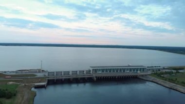 Akşam Riga Daugava Nehri üzerinde hidroelektrik güç istasyonu üzerinde Uçan Hava