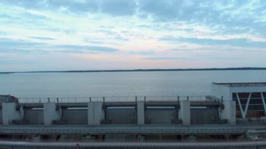 Akşam Riga Daugava Nehri üzerinde hidroelektrik güç istasyonu üzerinde Uçan Hava