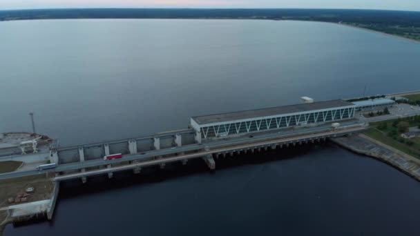 Flyg som flyger över vattenkraftverket på floden Daugava i Riga på kvällen — Stockvideo