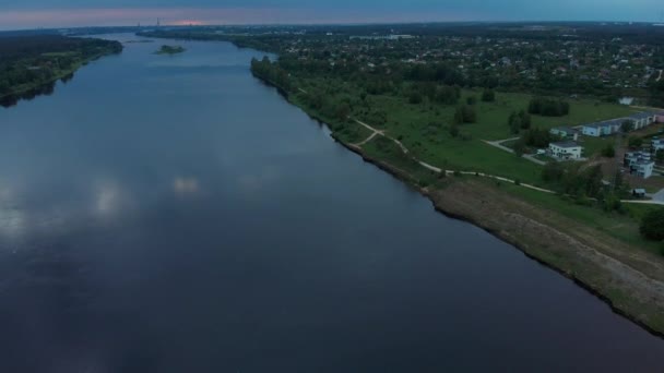 Воздушный полет над гидроэлектростанцией на реке Даугава в Риге вечером — стоковое видео