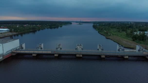 Vuelo aéreo sobre la central hidroeléctrica en el río Daugava en Riga por la noche — Vídeo de stock