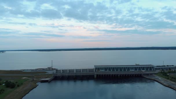 Εναέρια πτήση πάνω από τον υδροηλεκτρικό σταθμό στον ποταμό κόρη της Ρίγας το βράδυ — Αρχείο Βίντεο
