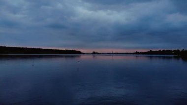 Nehirde avlanan martıların havadan gece akşam çekimi - Kuşları daha yakın tutmak için suya çok alçaktan uçmak