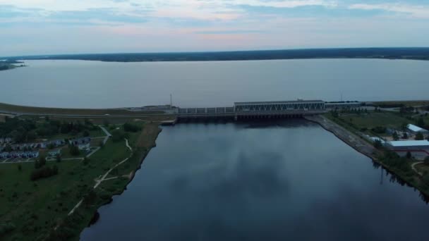 Vuelo aéreo sobre la central hidroeléctrica en el río Daugava en Riga por la noche — Vídeo de stock