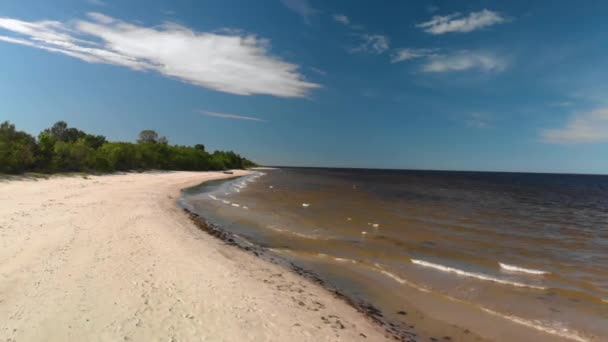 Vuelo aéreo sobre la hermosa playa de arena del paraíso blanco en Letonia y el Golfo del Mar Báltico — Vídeo de stock