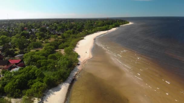 Voar aéreo sobre a bela praia de areia paradisíaca branca na Letônia e no Golfo do Mar Báltico — Vídeo de Stock