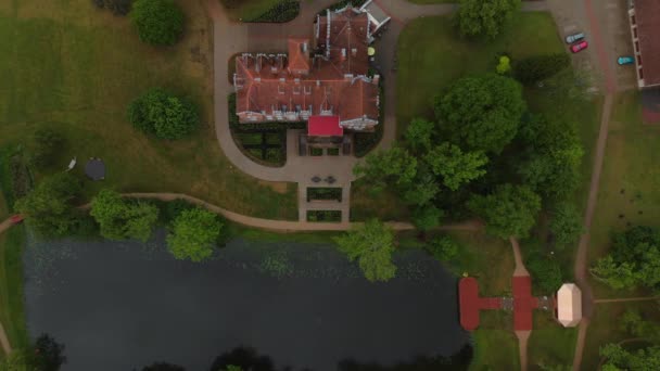 Vol aérien au-dessus du vieux manoir du château en Lettonie - Jaunmoku pils de vue au-dessus du sommet pendant l'été et les arbres verts autour — Video