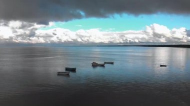 Baltık Denizi Körfezi üzerinde uçan hava deli canlı güneşli gökyüzü - Güzel doğa bulut manzara manzara