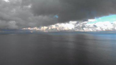 Baltık Denizi Körfezi üzerinde uçan hava deli canlı güneşli gökyüzü - Güzel doğa bulut manzara manzara