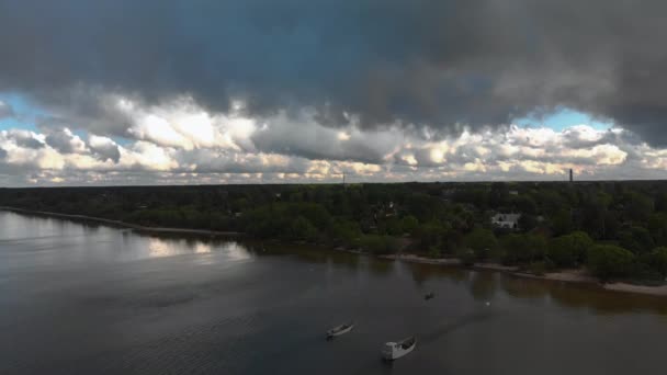 Aerial Crazy żywe słoneczne niebo pływające nad Morzem Bałtyckim-piękna Natura Chmura Krajobraz krajobrazu — Wideo stockowe