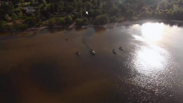 Légi-víz szállítás csónakot kilátás fölött repül a Balti-tenger öböl-gyönyörű természet víz táj táj-drone felülnézetben filmes professzionális zökkenőmentes mozgás — Stock videók