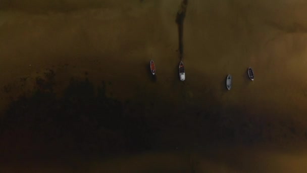 Vue aérienne du bateau de transport maritime volant au-dessus du golfe de la mer Baltique - Beaux paysages aquatiques naturels - Drone top view cinematic professional smooth motion — Video