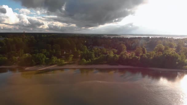 Воздушное сумасшедшее яркое солнечное небо над заливом Балтийского моря - Красивые пейзажи из облаков природы — стоковое видео