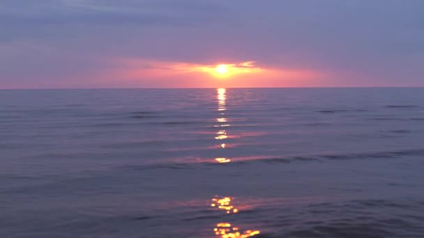 Incredibile buio scenico vivido cremisi raro tramonto rosso con colori viola e magenta al Mar Baltico con piccolo sole all'orizzonte — Video Stock