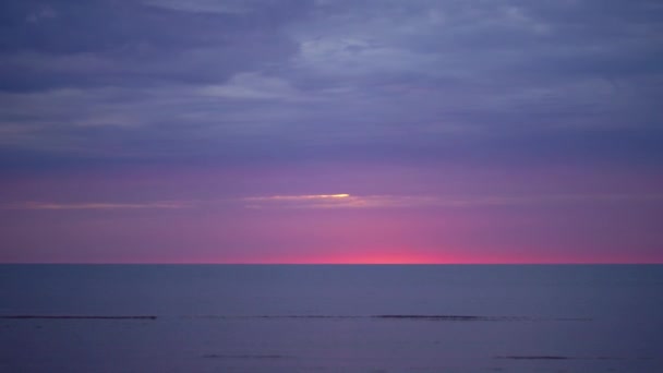 Increíble oscuro paisaje vívido carmesí rara puesta de sol roja con colores violeta y magenta en el Mar Báltico con pequeño sol en el horizonte — Vídeos de Stock