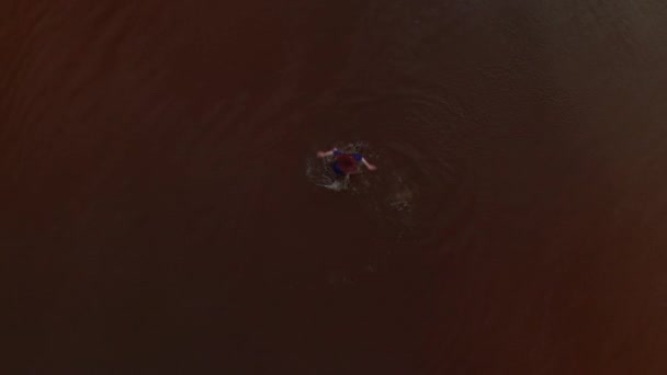 Anténa: mladá žena v modrých světlých šatech po okolí-mělká voda malebně nažloutlá krajina v Baltském moři-Drone létající pohled shora — Stock video