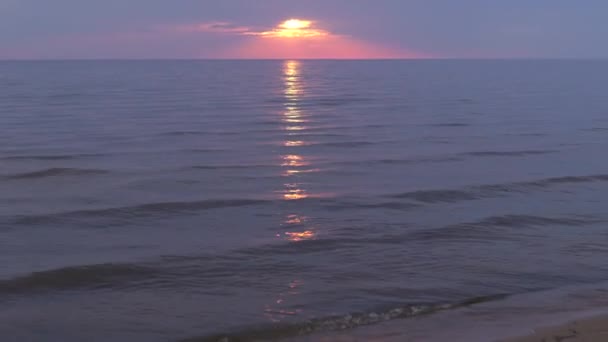 Incredibile buio scenico vivido cremisi raro tramonto rosso con colori viola e magenta al Mar Baltico con piccolo sole all'orizzonte — Video Stock