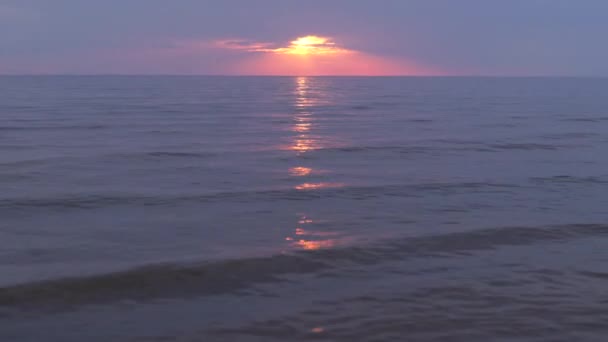 Ufukta küçük güneş ile Baltık Denizi'nde mor ve macenta renkleri ile Inanılmaz karanlık doğal canlı kırmızı kırmızı gün batımı — Stok video