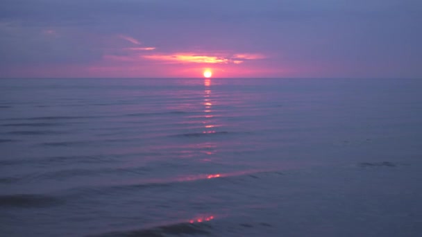 Coucher de soleil rouge rare cramoisi scénique sombre incroyable avec des couleurs violettes et magenta à la mer Baltique avec un petit soleil à l'horizon — Video