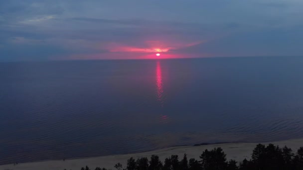 Vzdušné úžasné tmavé, temně rudé slunce s fialovou a purpurovou barvou v Baltském moři s malým sluncem na obzoru-Drone létající výhled shora — Stock video