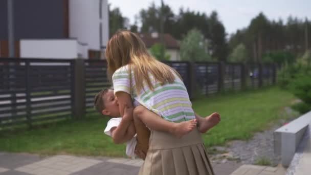 Jeune mère jouant et s'amusant avec son petit garçon fils frères dans un jardin vert - Valeurs familiales couleur chaude scène d'été - Arbustes verts en fleurs — Video